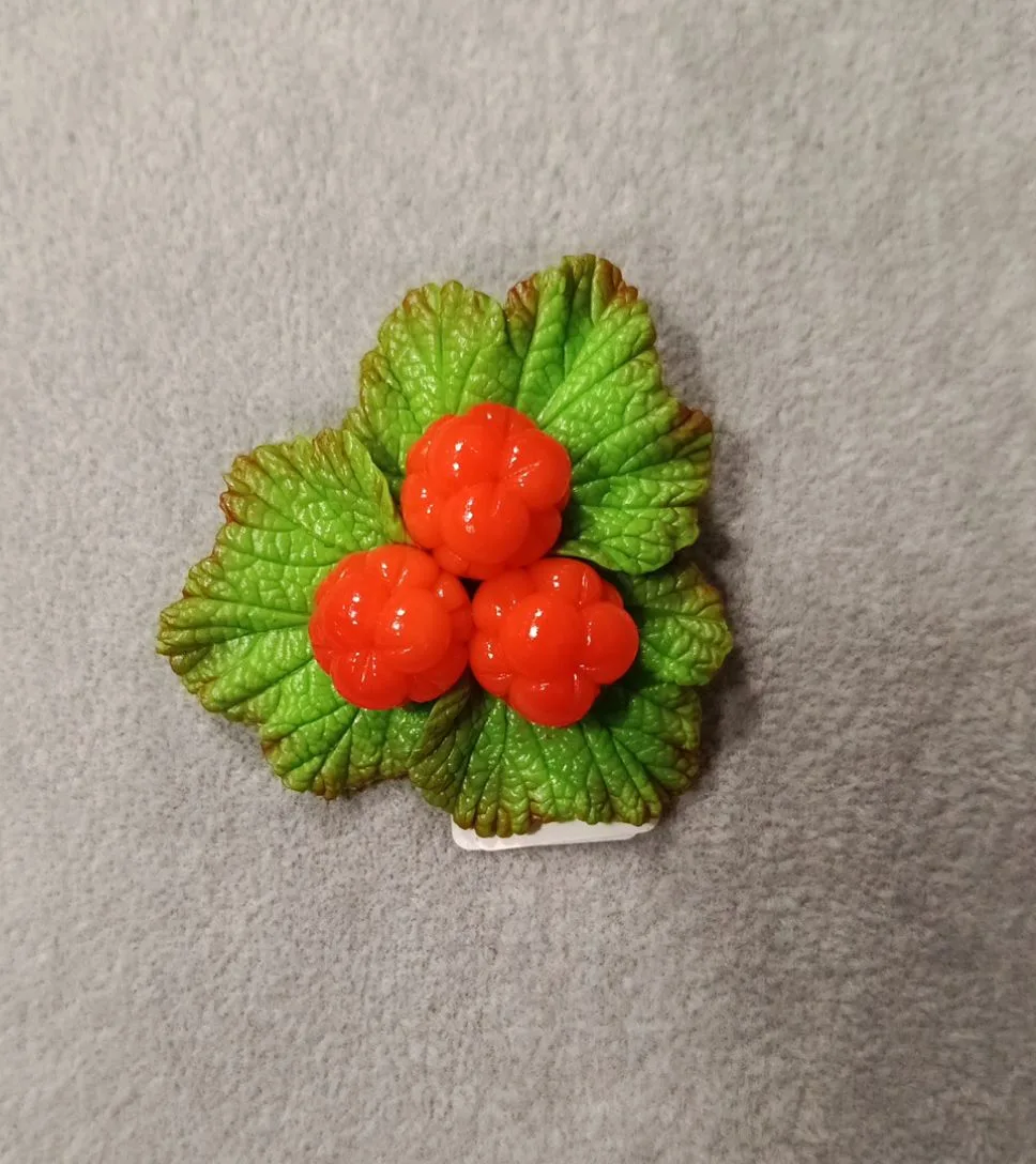 Брошь "Морошковая поляна"