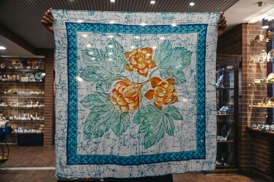 Платок "Ягоды, цветы" 90*90 см