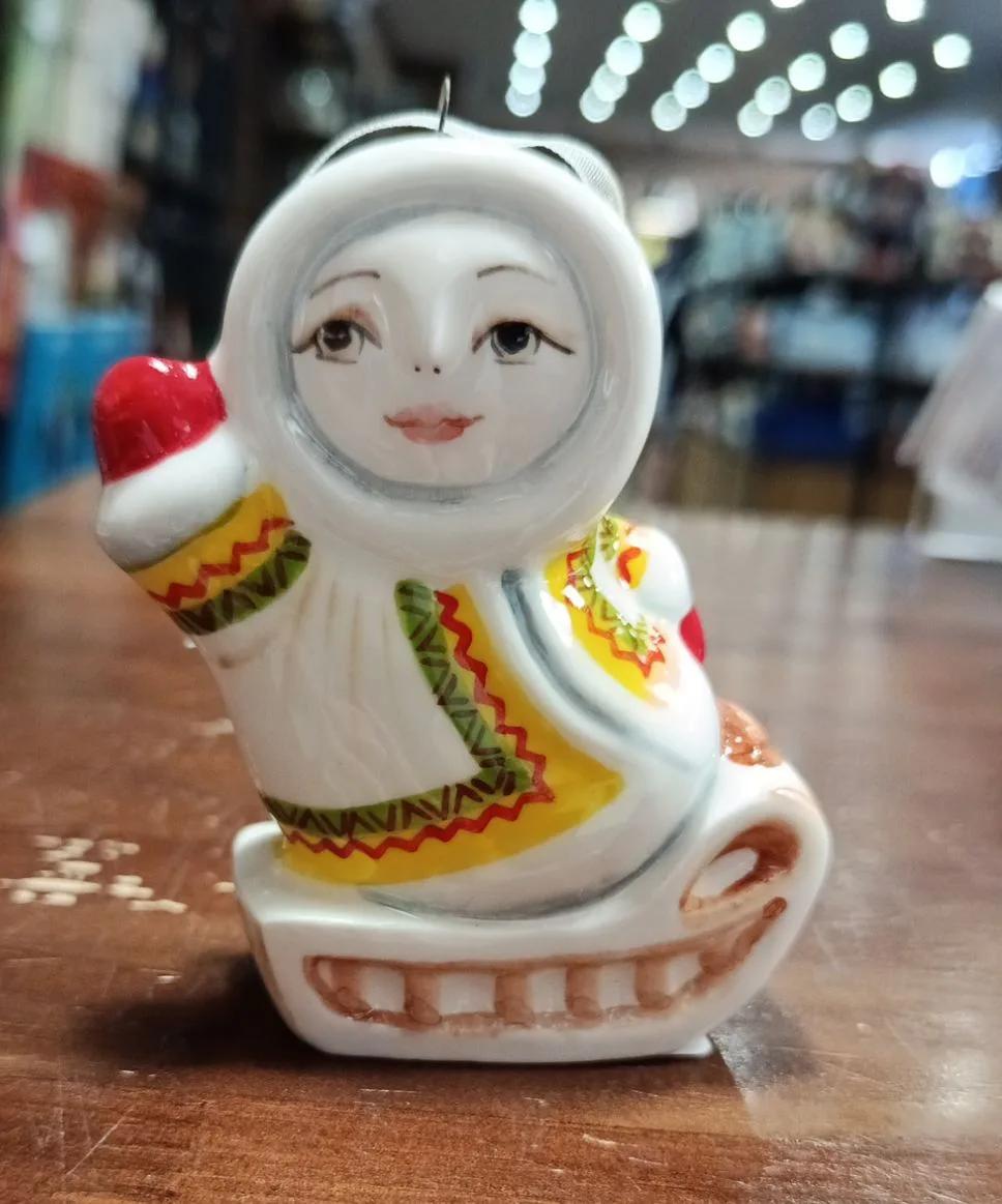 Статуэтка из фарфора мальчик на санках