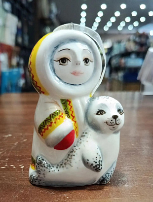 Статуэтка из фарфора мальчик с тюленем