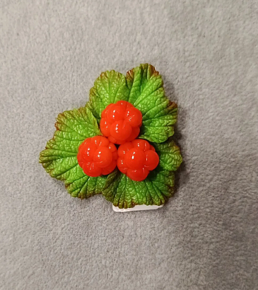 Брошь "Морошковая поляна"