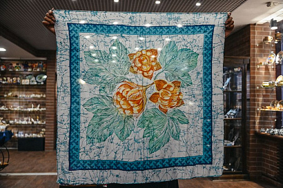 Платок "Ягоды, цветы" 90*90 см